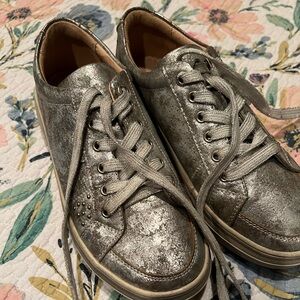Silver sneakers with details on the side